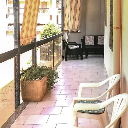 3 Bedroom Lovely In Apartment *